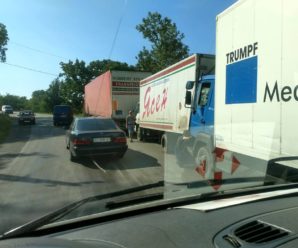 На Прикарпатті, на підйомі зіткнулись одразу три вантажівки (ФОТО)