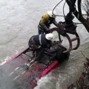 Одного з пасажирів досі шукають: на Косівщині водій, переїжджаючи вбрід річку, перекинув автомобіль
