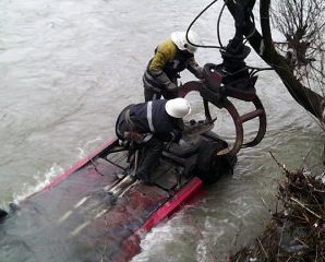 Одного з пасажирів досі шукають: на Косівщині водій, переїжджаючи вбрід річку, перекинув автомобіль