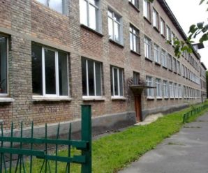 У школі на Львівщині дитина втікала від охоронця і випaлa з 3-го поверху