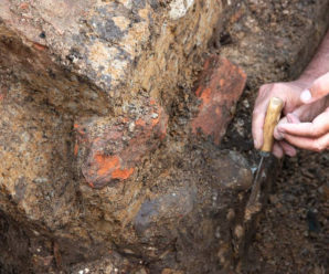 У Франківську хулігани кинули в розкопки Тисменицької брами петарду