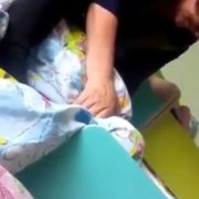 Неадекватна вихователька душила ковдрою дівчинку, яка плакала (відео)