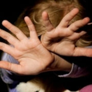 На  Прикарпатті вітчима з матір’ю підозрюють у жорстокому побитті дитини