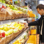 День цвілі і гнилі: У франківському супермаркеті людям продають зіпсуті продукти (фотофакт)