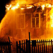 На Прикарпатті від удару блискавки вщент згорів житловий будинок (відео)