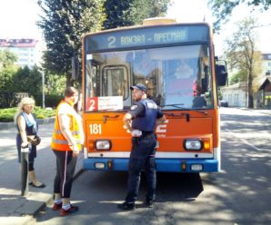 В Івано-Франківську невідомі обстріляли тролейбус з травматичної зброї