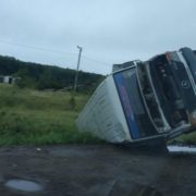 На Прикарпатті внаслідок ДТП мікроавтобус перекинувся на бік (ФОТО)