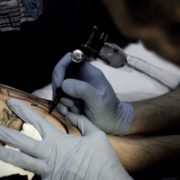 У Києві юнак впав у кому через татуювання