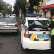 У Франківську Skoda на польських бляхах протаранила патрульний Prius (фото)
