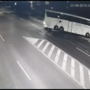“В автобус на величезній швидкості врізався мотоцикл”: у Румунії прикарпатські туристи потрапили у ДТП. ВІДЕО