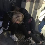 «Допились», – врятували двох дівчат, які знепритомніли через алкогольне сп’яніння (фото)