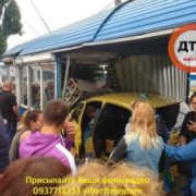На Київщині водій врізався у торговий кіоск (фото)