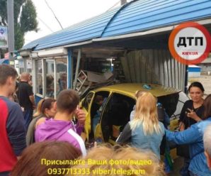 На Київщині водій врізався у торговий кіоск (фото)