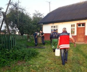 На Калущині рятувальники витягнули жінку з криниці. ФОТО