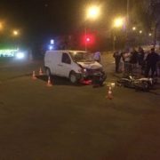 Вночі у Франківську бус збив мотоцикліста