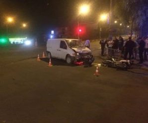 Вночі у Франківську бус збив мотоцикліста