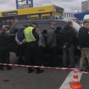 У Києві поліція пов’язала АТОвців-націоналістів, які боролися з наливайками біля школи (відео)