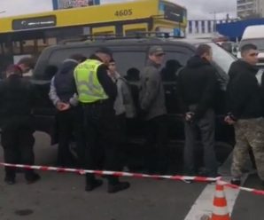 У Києві поліція пов’язала АТОвців-націоналістів, які боролися з наливайками біля школи (відео)