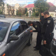 В Івано-Франківську пограбували автомобіль громадського активіста (фото)