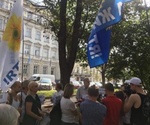 У Львові прихильників Медведчука, які прийшли пікетувати ОДА, закидали помідорами (відео)