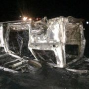 Не впорався з керуванням: мікроавтобус із пасажирами перекинувся та згорів