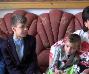 Вже рік у прийомній сім’ї на Коломийщині мешкають три хлопці з притулку (відео)