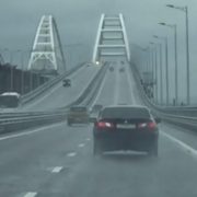 “Потужна стихія у Керчі”: зірваний штормом плавучий кран врізався в опору Кримського моста