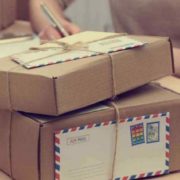 Вже з нового року українцям доведеться платити податок за посилки: пошта лякає колапсом