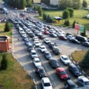 На кордоні України з Польщею довжелезні автомобільні черги