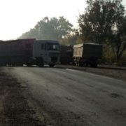 На Хмельниччині водії вантажівок перекрили трасу