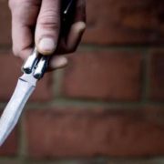 На Тернопільщині чоловік з ножем погрожував все підірвати