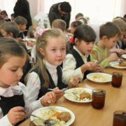 У прикарпатських школах дітей годували неякісними продуктами