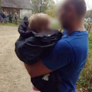 На Прикарпатті поліцейські знайшли матір з дитиною, яка втекла до лісу