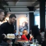 В одному з ресторанів Києва офіціант запустив торт в обличчя відвідувачці: курйозне відео