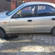 В Івано-Франківську автомобіль провалився під землю. ФОТОФАКТ