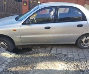 В Івано-Франківську автомобіль провалився під землю. ФОТОФАКТ