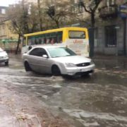 У Франківську через дощі підтопило вулицю (ВІДЕО)