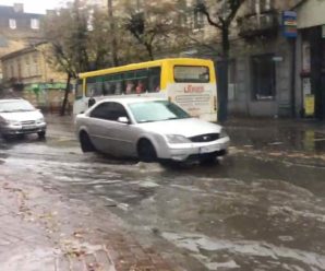 У Франківську через дощі підтопило вулицю (ВІДЕО)