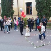 Букет квітів, серце з пелюсток та обручка: у центрі Франківська чоловік романтично зробив пропозицію для своєї коханої (фото + відео)