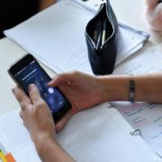У німецьких школах планують заборонити мобільні телефони