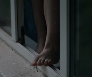 В прикарпатському містечку надійшло повідомлення, що 20-річна дівчина намагається вистрибнути із вікна 7-поверху