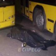 “Стальні обійми”: Невинну жінку насмерть затиснуло між автобусами