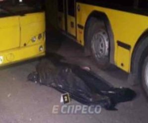 “Стальні обійми”: Невинну жінку насмерть затиснуло між автобусами