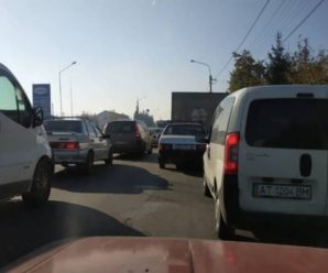 Два авто і автобус зіткнулись у Івано-Франківську на вулиці Коновальця (ВІДЕО)