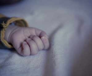 “Дитина лежала біля ліфта закутана ковдрою”: У під’їзді багатоповерхівки знайшли немовля