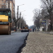 На Вовчинецькій дорожники закатали у асфальт пластикову пляшку (фотофакт)