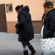 “Бабуся”, яка співає на вулицях Франківська виявилась молодою шахрайкою (відео)