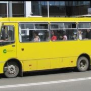У Франківську маршрутний автобус припаркувався на дитячому майданчику