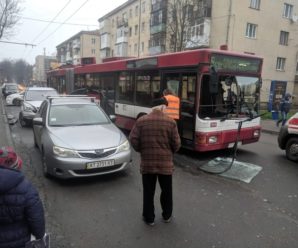 У Франківську тролейбус в результаті ДТП залишився без лобового скла. ФОТО