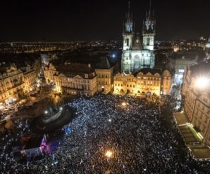 У Чехії масові мітинги з вимогою відставки прем’єра, син якого втік у Крим